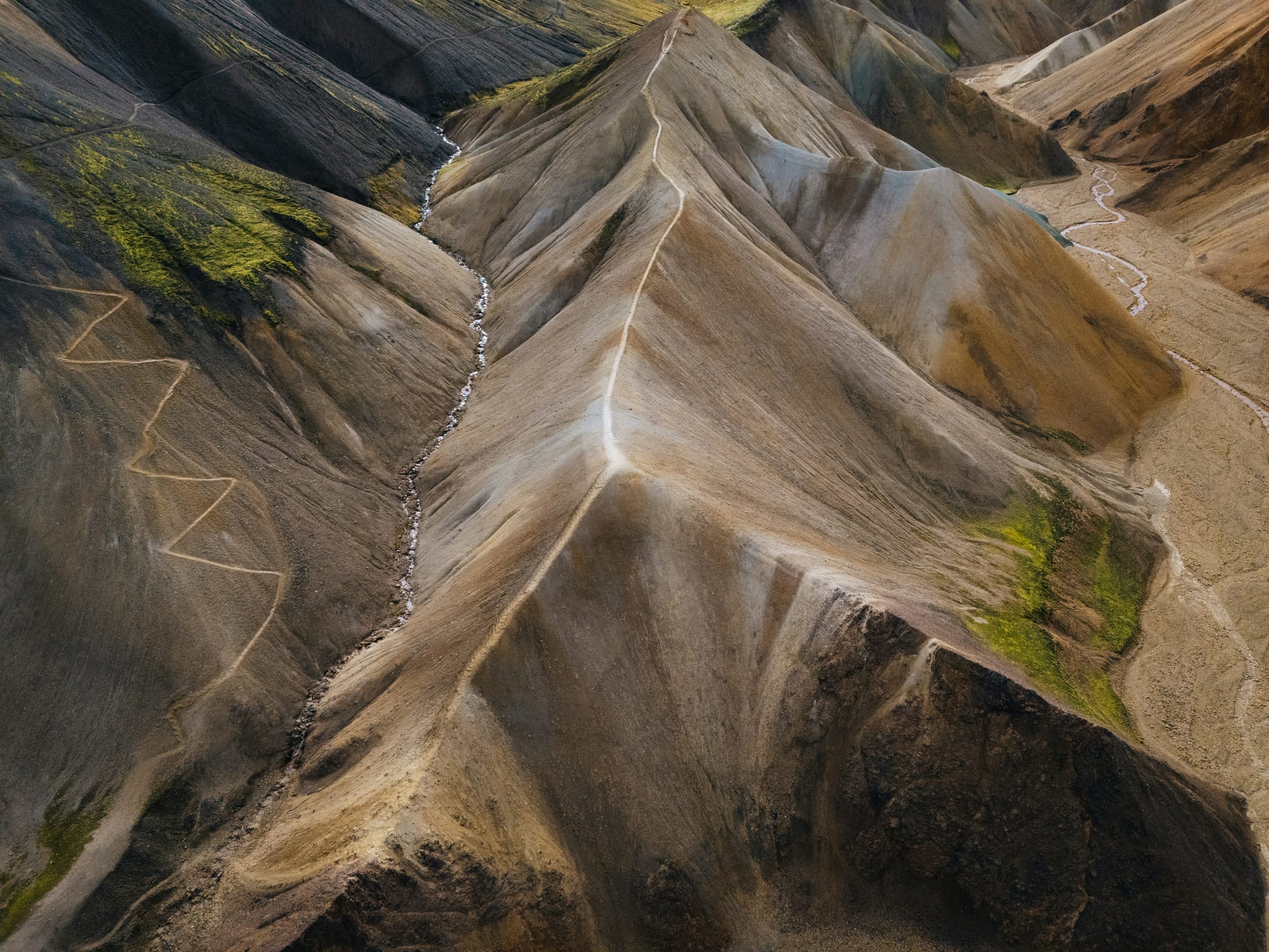 A photo of mountains in iceland